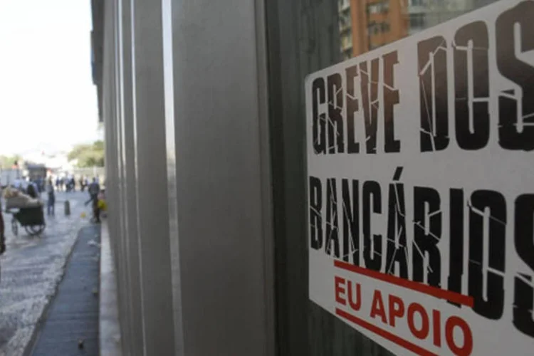 
	Greve dos Banc&aacute;rios no RJ: banc&aacute;rios pedem &nbsp;valoriza&ccedil;&atilde;o dos vales refei&ccedil;&atilde;o e alimenta&ccedil;&atilde;o e melhores condi&ccedil;&otilde;es de trabalho, com o fim das metas individuais
 (Tânia Rêgo/ABr)