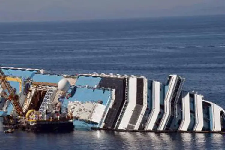 
	Costa Concordia: segundo Sergio Girotto, respons&aacute;vel pela opera&ccedil;&atilde;o, casco do navio n&atilde;o se moveu ao longo das tr&ecirc;s primeiras horas de trabalho da equipe
 (Vincenzo Pinto/AFP)