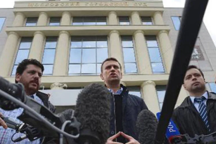 Navalny (c) concede uma entrevista coletiva: "acreditamos que as eleições em seu conjunto devem ser anuladeas", declarou (Vasily Maximov/AFP)