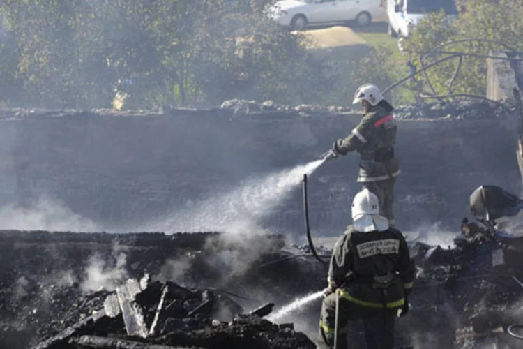 Bombeiros tentam apagar incêndio em hospital russo: incêndio começou, aparentemente, após um paciente queimar sua cama (Lyudmila Popova/Reuters)