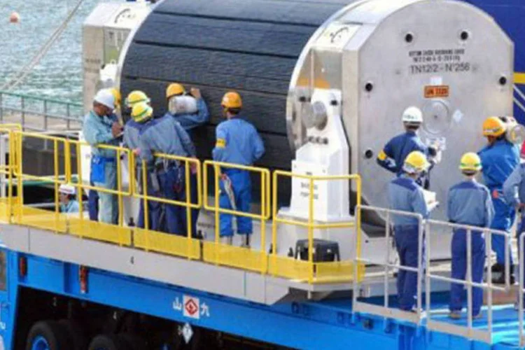 Funcionários da Kepco na central de Takahama: uma vez desligado o reator, o Japão estará totalmente privado de energia nuclear (Jiji Press/AFP)