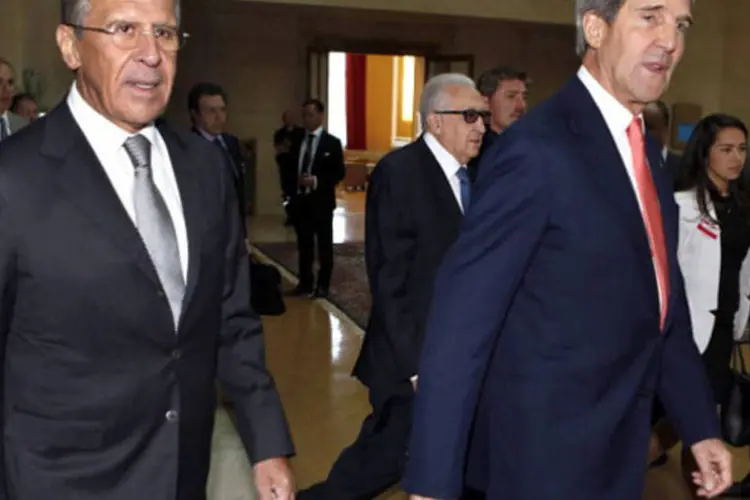 John Kerry (d) e Serguei Lavrov: negociam hoje a melhor maneira de pôr o arsenal de armas químicas da Síria sob controle internacional (Getty Images)