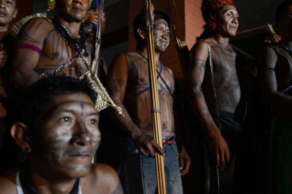 Índios fecham Avenida Paulista em defesa da Funai