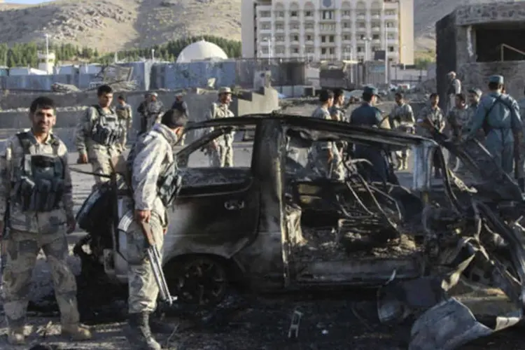 Local onde carro-bomba explodiu, no Afeganistão: ataque começou com a explosão de um carro-bomba em frente ao edifício do consulado (Mohammad Shoib/Reuters)