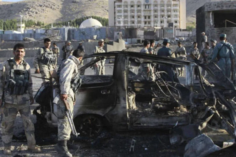 Local onde carro-bomba explodiu, no Afeganistão: ataque começou com a explosão de um carro-bomba em frente ao edifício do consulado (Mohammad Shoib/Reuters)