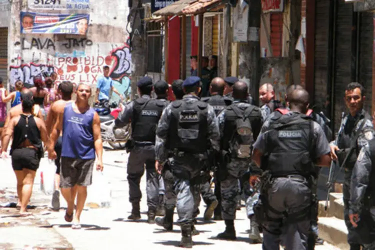 
	Policiais no complexo do Alem&atilde;o: protesto foi convocado por meio das redes sociais. De acordo com a CPP, criminosos atiraram contra policiais da UPP Nova Bras&iacute;lia em um dos acessos &agrave; favela
 (Wikimedia Commons)