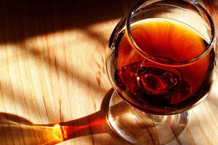 Taça de vinho: 100 Barricas de Chile é um vinho formado com a mistura de uma centena de cabernet sauvignon colhidos em 2011 em sete vales diferentes (Wikimedia Commons)
