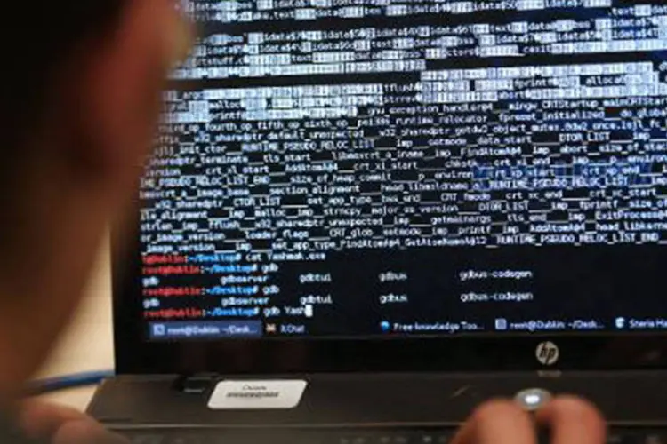 
	Rapaz opera um computador:&nbsp;bug, que ocorre na amplamente usada criptografia para a Web conhecida como OpenSSL, afeta softwares de servidores que hospedam websites
 (Thomas Samson/AFP)