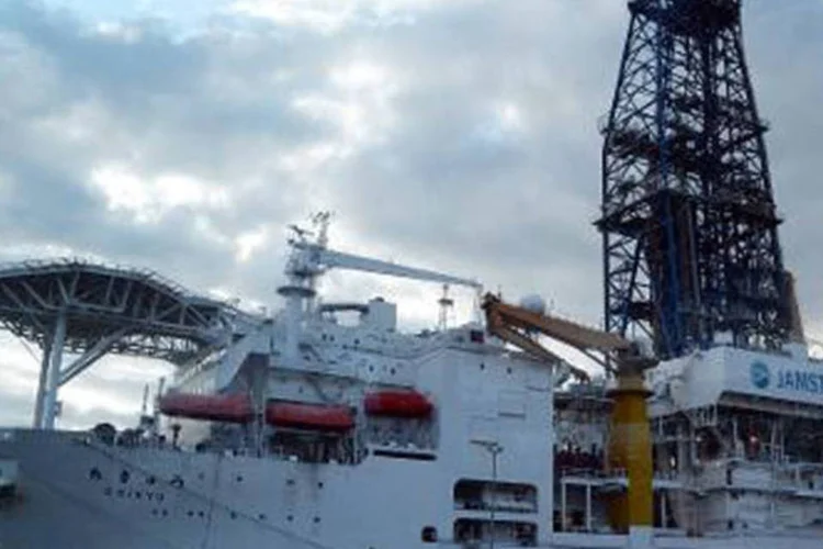 O navio científico Chikyu e o equipamento de perfuração: equipamento pode escavar 7.000 metros abaixo do fundo do mar (Toshifumi Kitamura/AFP)