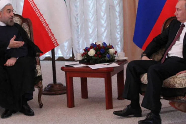 Hassan Rohani (e) e Vladimir Putin: ambos defenderam uso da energia nuclear com fins pacíficos, incluindo o enriquecimento de urânio (Getty Images)