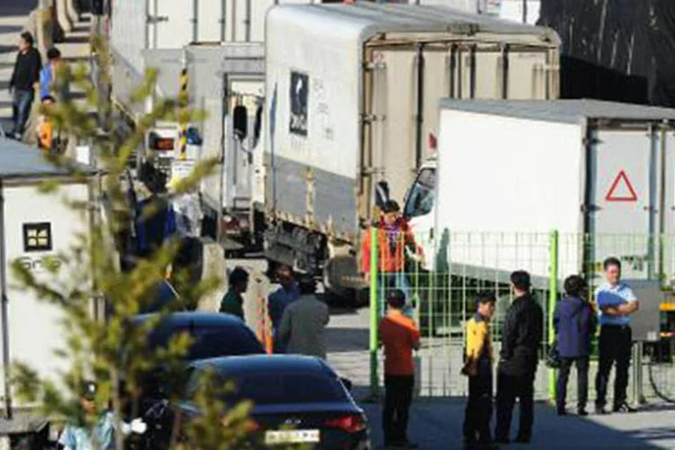 Veículos aguardam para seguir ao complexo de Kaesong: fechamento do centro industrial foi provocado pela grande tensão na península no início do ano (Kim Doo-Ho/AFP)