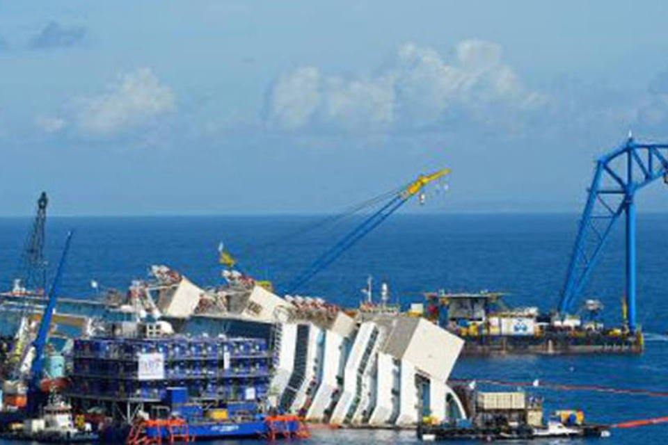 Costa Concordia começa a emergir da água: navio encalhou no dia 13 de janeiro de 2012 (Andreas Solaro/AFP)