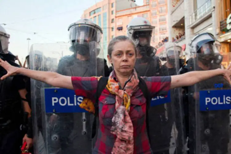 Manifestante em frente a policiais na Turquia: nos recentes protestos na praça Taksim e no parque Gezi, as mulheres levaram suas reivindicações (Getty Images)
