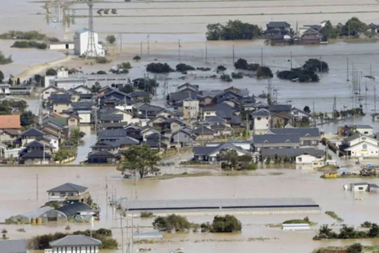 Vista aérea de região inundada pelo tufão Man-yi: polícia confirmou a morte de duas mulheres depois que suas casas sofreram danos pelas fortes chuvas (Kyodo/Reuters)