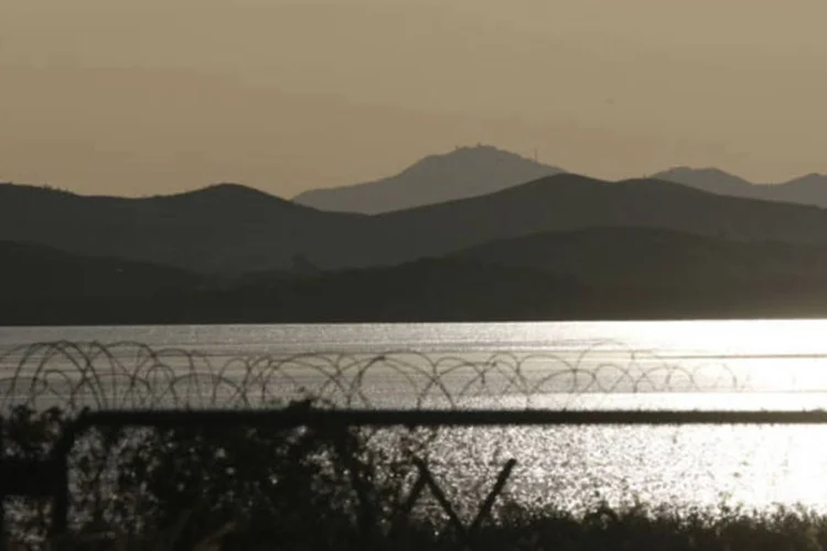 Rio Imjin, na fronteira entre Coreia do Norte e do Sul: soldado disparou contra o homem quando ele se jogou no rio e não respeitou advertências (Lee Jae-Won/Reuters/Reuters)