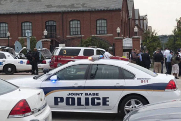 
	Pol&iacute;cia cerca pr&eacute;dio da Marinha em Washington: marinha confirmou que procura um indiv&iacute;duo armado no pr&eacute;dio onde fica a sede da Chefia de Opera&ccedil;&otilde;es Navais
 (Getty Images)