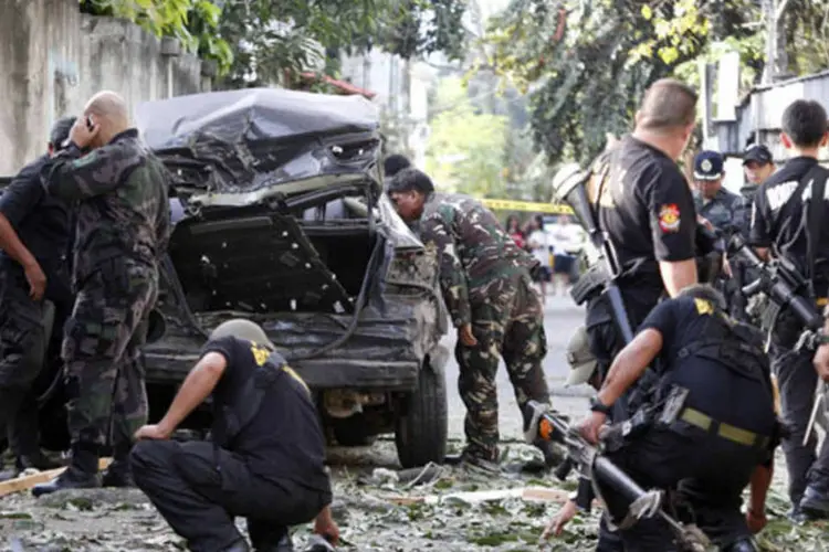 
	Militares inspecionam local atacado por rebeldes nas Filipinas: na ter&ccedil;a-feira passada, um fuzileiro naval morreu e cinco ficaram feridos
 (Erik De Castro/Reuters)