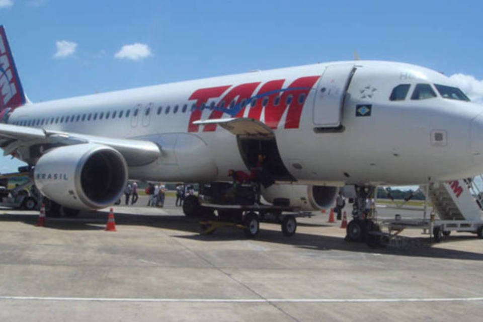 Pneu de avião da TAM estoura durante pouso em SP