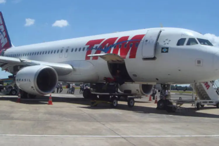 Aeronave da TAM: piloto desmaiou na terça-feira passada em pleno voo entre Rio de Janeiro e Paris (Wikimedia Commons)