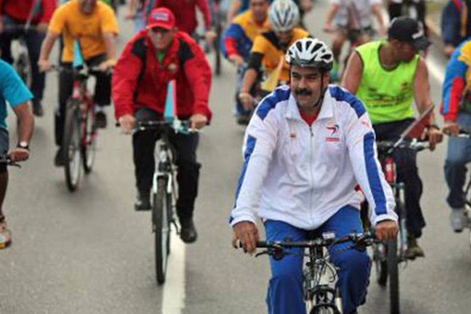 Presidente Nicolás Maduro cai de bicicleta em Caracas