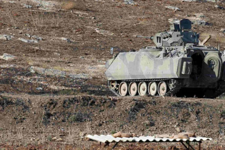 
	Tanque do ex&eacute;rcito turco na fronteira com a S&iacute;ria: Ancara fecha de tempos em tempos as passagens de fronteiro devido a conflitos nas proximidades
 (Umit Bektas/Reuters)