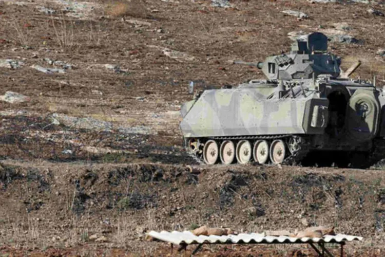 Tanque do exército turco na fronteira com a Síria: agência de notícias afirmou que aeronave explodiu no ar e que os dois pilotos morreram na mãos dos rebeldes que os capturaram (Umit Bektas/Reuters)