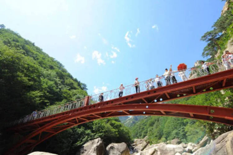 Monte Kumgang, situado em território norte-coreano: governos chegaram a um acordo histórico para retomar os encontros entre as famílias separadas pelo conflito (Getty Images)