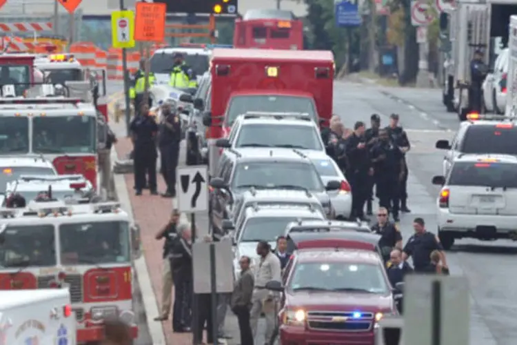 Bombeiros em local atacado em Washington, EUA: de acordo com fontes policiais, seis pessoas morreram e dez ficaram feridas no ataque (Getty Images)