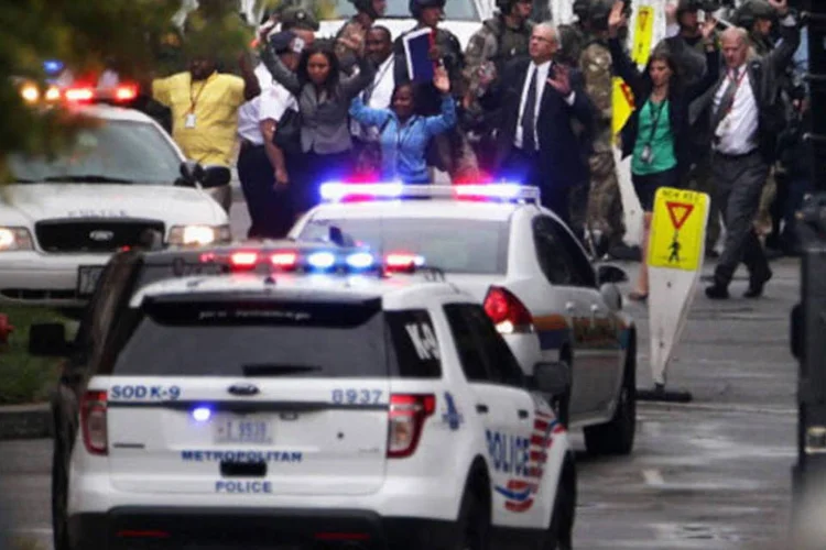 Movimentação policial em frente a prédio atacado por atiradores em Washington: outros dois "atacantes potenciais" fugiram, disse policial, que não informou quantas pessoas morreram no ataque (Getty Images)
