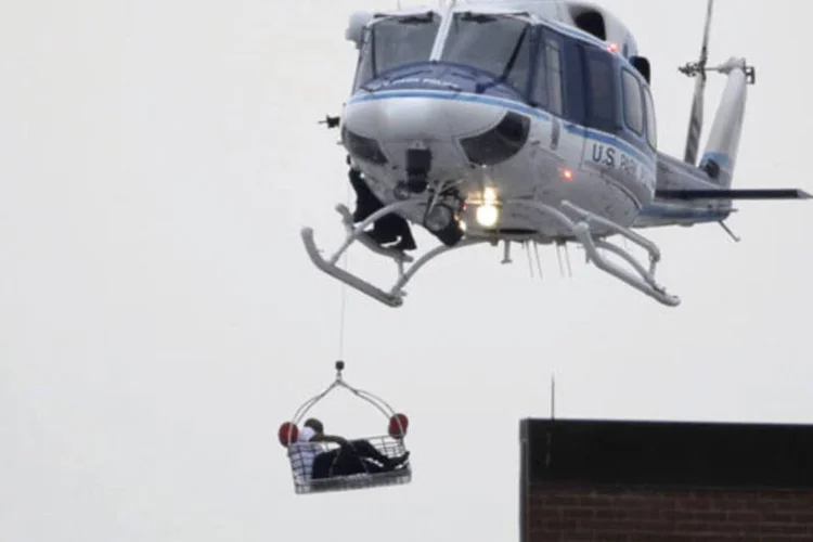 Helicóptero leva suposta vítima de ataque em Washington: "temos informes de pessoas que morreram no lugar, e que há mais feridos", disse porta-voz de hospital (Jason Reed/Reuters)