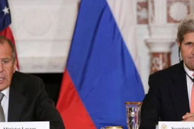 Sergey Lavrov e John Kerry, em reunião: "nós dois sabemos que a diplomacia é como hóquei e às vezes resulta em colisões ocasionais", disse Kerry (Win Mcnamee/AFP)
