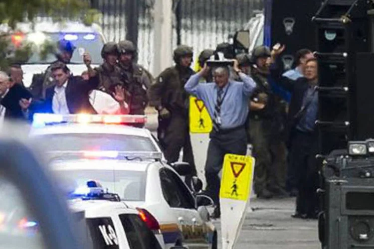 Pessoas deixam o complexo naval em Washington: "não posso dar um número exato neste momento, mas eu diria que temos várias vítimas fatais", disse chefe de polícia (Saul Loeb/AFP)