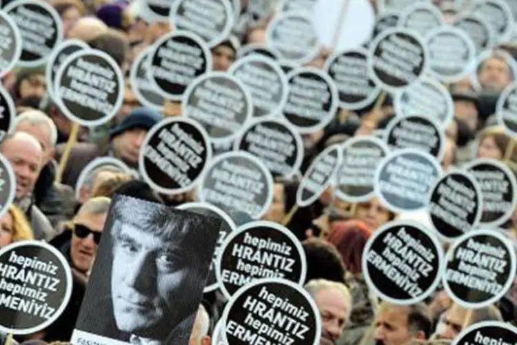 Protesto sobre o assassinato do jornalista Hrant Dink: jornalista foi assassinado com duas balas na cabeça em 19 de janeiro de 2007 (Mustafa Ozer/AFP)