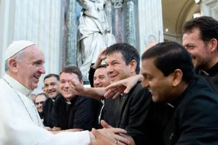 Papa cumprimenta sacerdotes: "nosso dever é o de buscar outro caminho, dentro da justiça, para eles", afirmou (AFP)