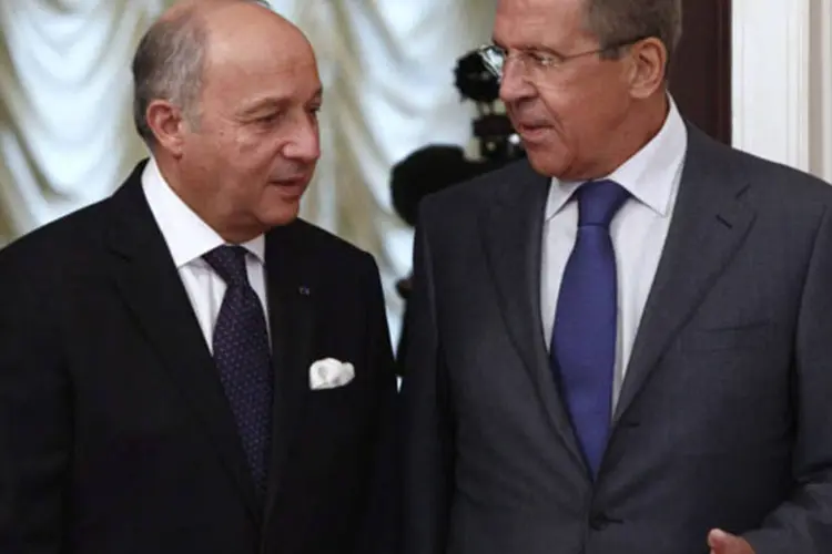 Sergei Lavrov (d), e Laurent Fabius: sobre ataque químico, Rússia considera uma "provocação" e a França atribui ao regime de Bashar al-Assad (Maxim Shemetov/Reuters)