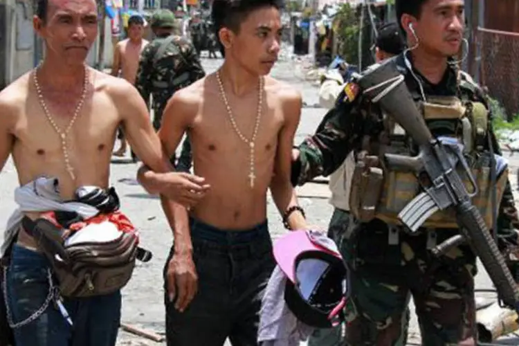 Reféns resgatados nas Filipinas: no total, 86 rebeldes, nove membros das forças de segurança e quatro civis morreram nos combates, segundo exército (AFP)