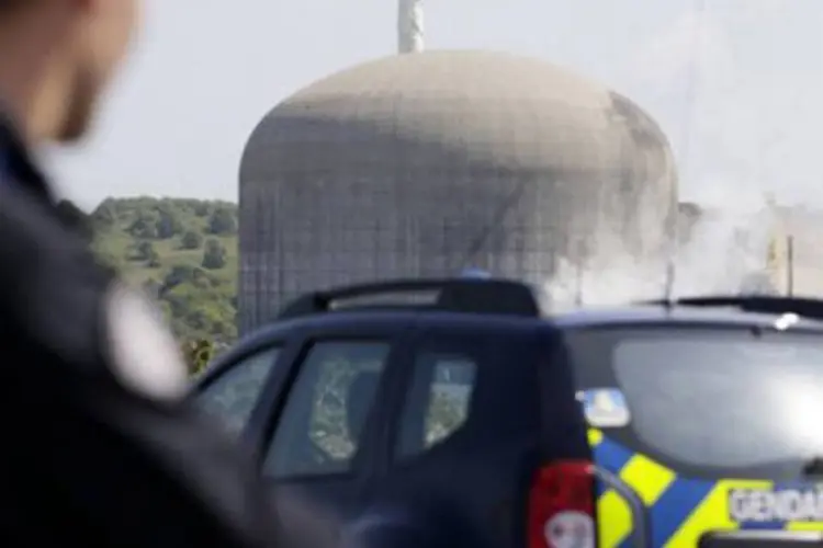 Policial observa usina nuclear na França, em julho: incidente ocorreu na usina nuclear Superphenix, em Creys-Malville (Kenzo Tribouillard/AFP)