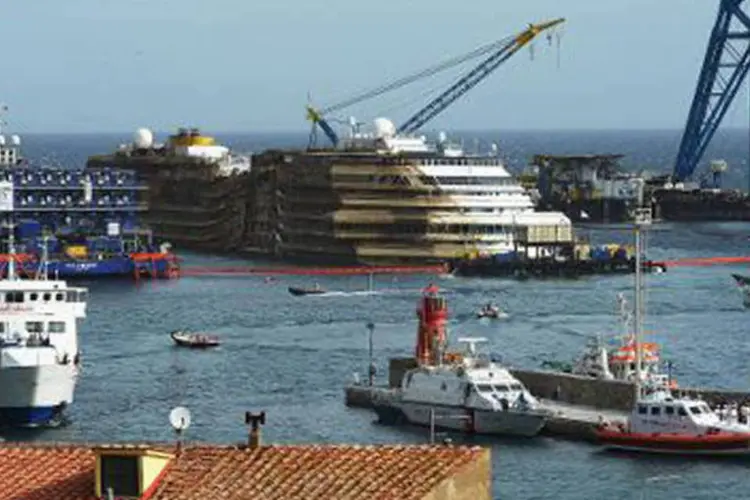 Um navio se aproxima do "Costa Concordia": naufrágio que deixou 30 mortos e dois desaparecidos (Vincenzo Pinto/AFP)