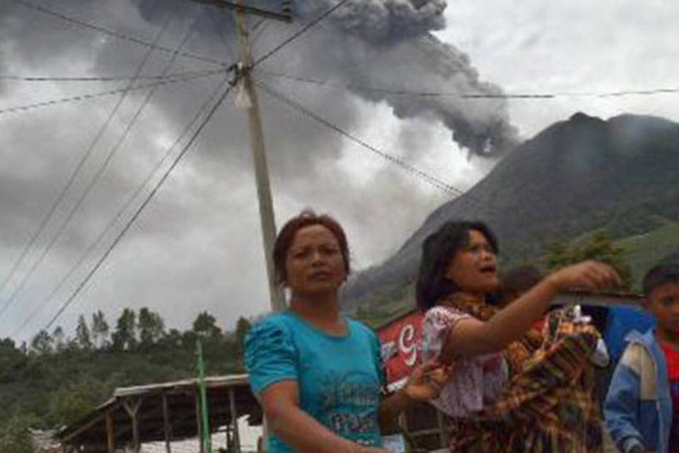 Erupção de vulcão causa fuga de 10 mil pessoas na Indonésia
