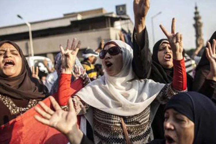 Membros da Irmandade Muçulmana em protesto: justiça ordenou bloquear os fundos de um total de 15 dirigentes islamitas (Mahmoud Khaled/AFP)