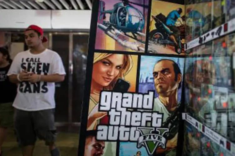 
	Homem perto de um painel do jogo &quot;Grand Theft Auto V&quot;: a Rockstar Games precisou de cinco anos para concluir o t&iacute;tulo, com or&ccedil;amento de US$ 270 milh&otilde;es, segundo boatos
 (Philippe Lopez/AFP)