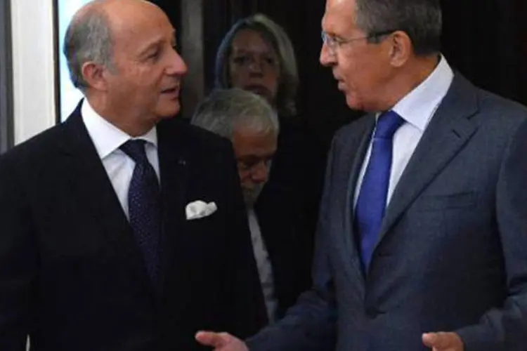 O ministro russo das Relações Exteriores, Serguei Lavrov (d), conversa com seu equivalente francês, Laurent Fabius: conflito já deixou mais de 100 mil mortos (Alexander Nemenov/AFP)