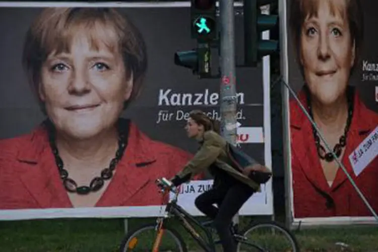Placas da campanha eleitoral da chanceler alemã, Angela Merkel: Merkel permanece na liderança com 39% das intenções de voto, segundo pesquisa (Johannes Eisele/AFP)