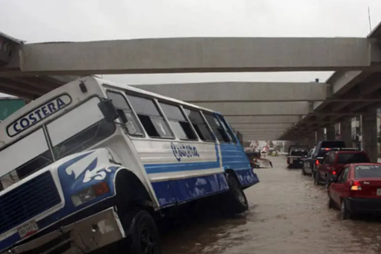 Avenida alagada devido chuvas no México: maior preocupação são "os grandes escoamentos" que poderiam ser uma ameaça para zonas povoadas, segundo governo (Jacobo Garcia/Reuters)