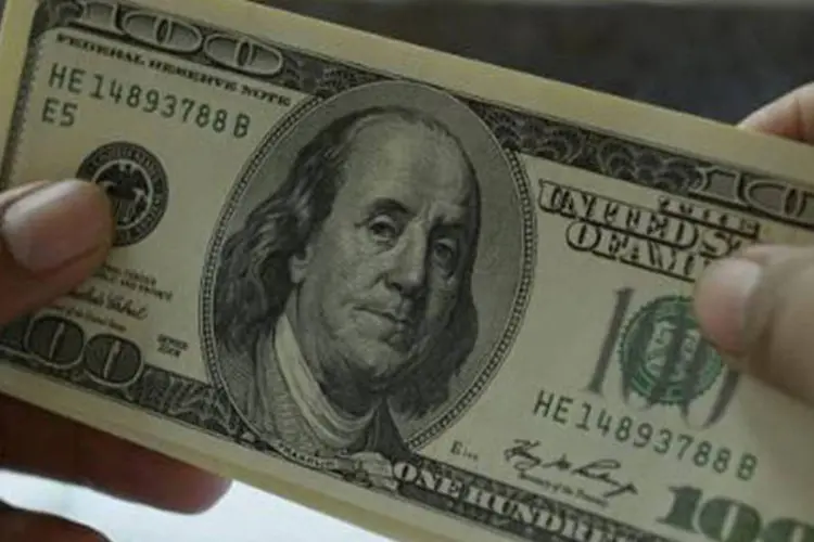 
	D&oacute;lar: &agrave;s 12h36, a moeda norte-americana subia 0,06 por cento, a 2,2800 reais na venda
 (Adek Berry/AFP)