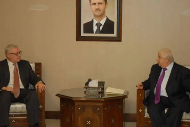 Chanceler sírio Walid Muallem (d), com o vice-ministro das Relações Exteriores russo, Sergei Ryabkov: russo disse que autoridades sírias entregaram dados sobre uso de armas químicas (Sana/Handout via Reuters)