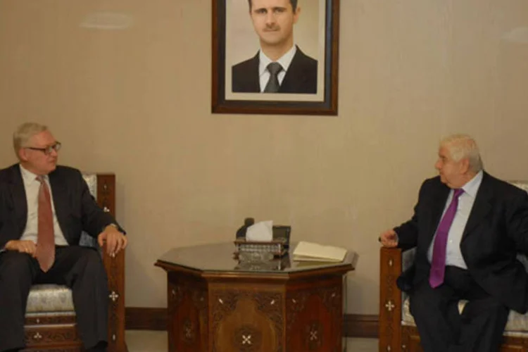 Chanceler sírio Walid Muallem (d), com o vice-ministro das Relações Exteriores russo, Sergei Ryabkov: russo disse que autoridades sírias entregaram dados sobre uso de armas químicas (Sana/Handout via Reuters)