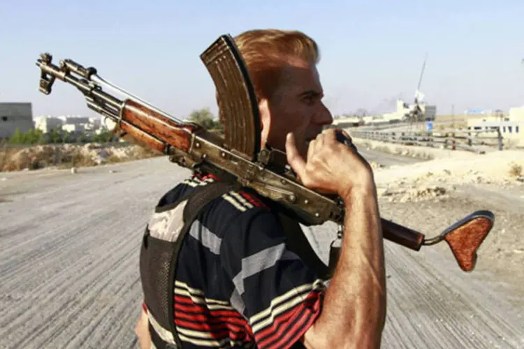
	Combatente do Ex&eacute;rcito Livre da S&iacute;ria:&nbsp;ex-comandante e outros seis rebeldes foram executados
 (Hamid Khatib/Reuters)