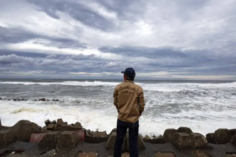 Homem observa ondas em barreira anti-tsunami no Japão: entre janeiro e agosto, 6,86 milhões de turistas visitaram o Japão (Reuters)