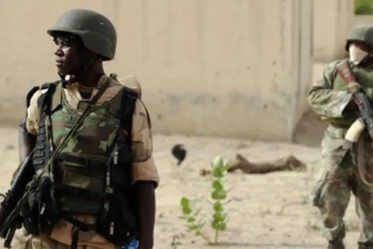
	Soldados nigerianos: Boko Haram quer impor a sharia (lei religiosa mu&ccedil;ulmana) em um pa&iacute;s dividido quase igualmente entre crist&atilde;os e mu&ccedil;ulmanos
 (Quentin Leboucher/AFP)